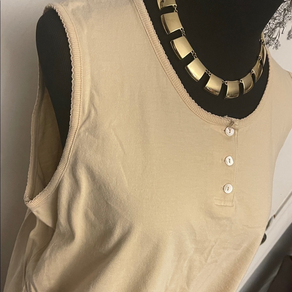 Sleeveless Beige Top - Picture 3 of 4